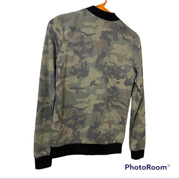 Enough about me. Camo jacket athletic style - Picture 5 of 6
